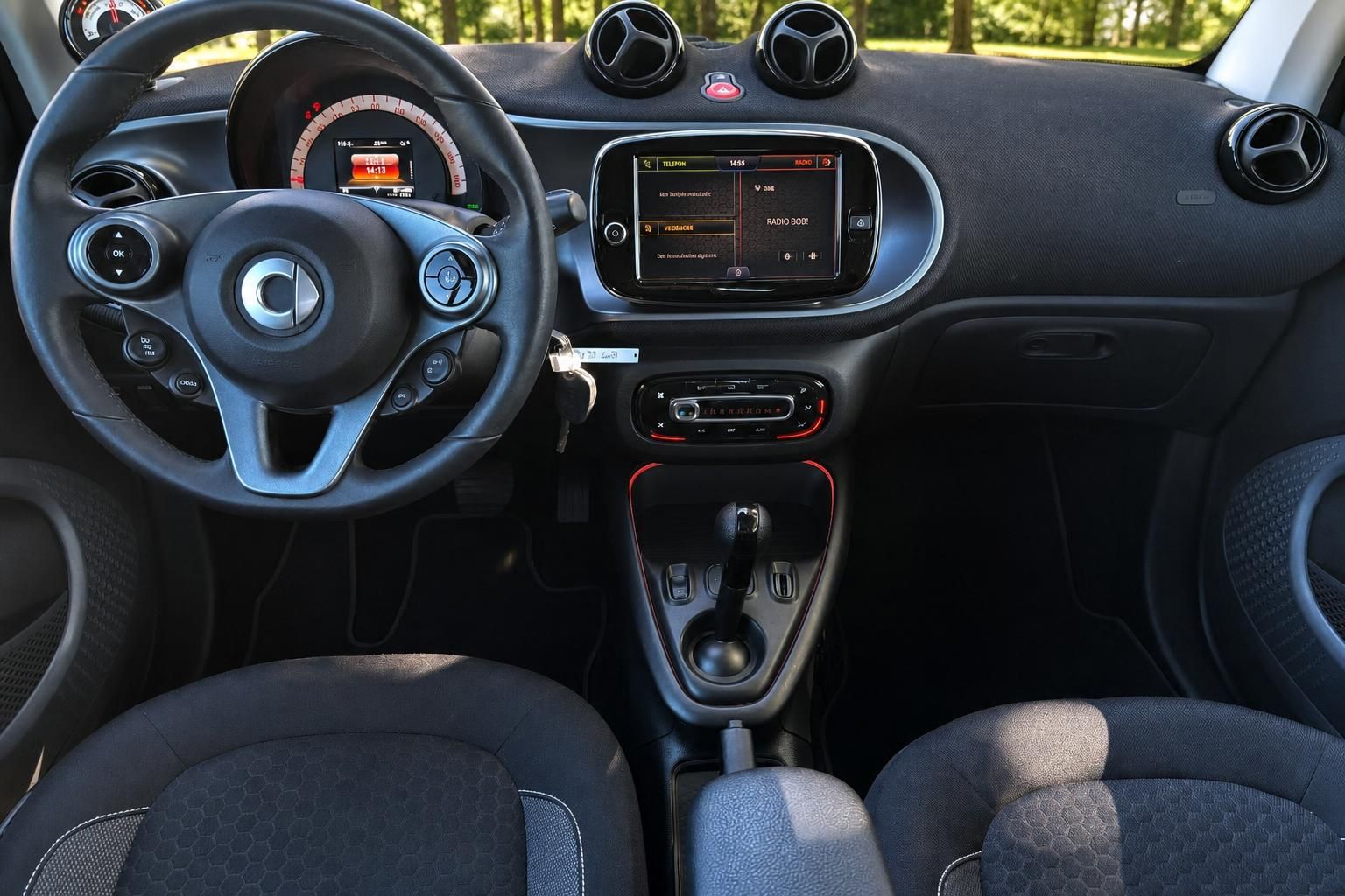 Innenraum Cockpit mit Lenkrad, Instrumententafel und Infotainment-Display