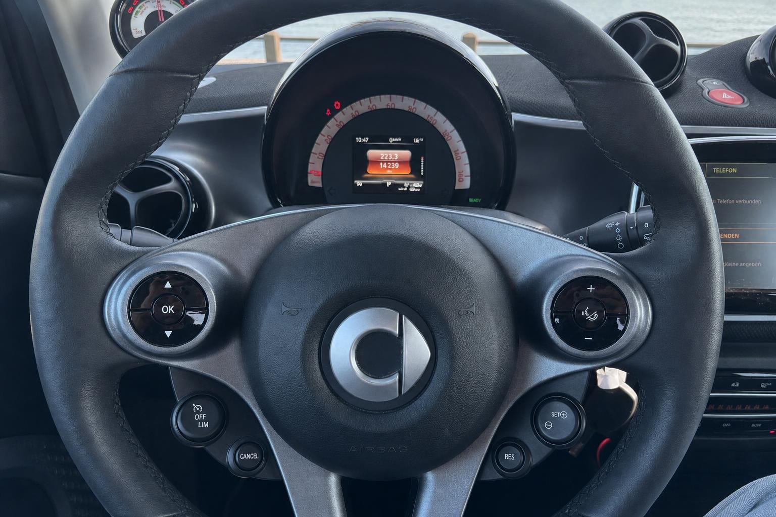 Lenkrad mit Multifunktionstasten und Instrumentenanzeige im Fahrzeug-Cockpit