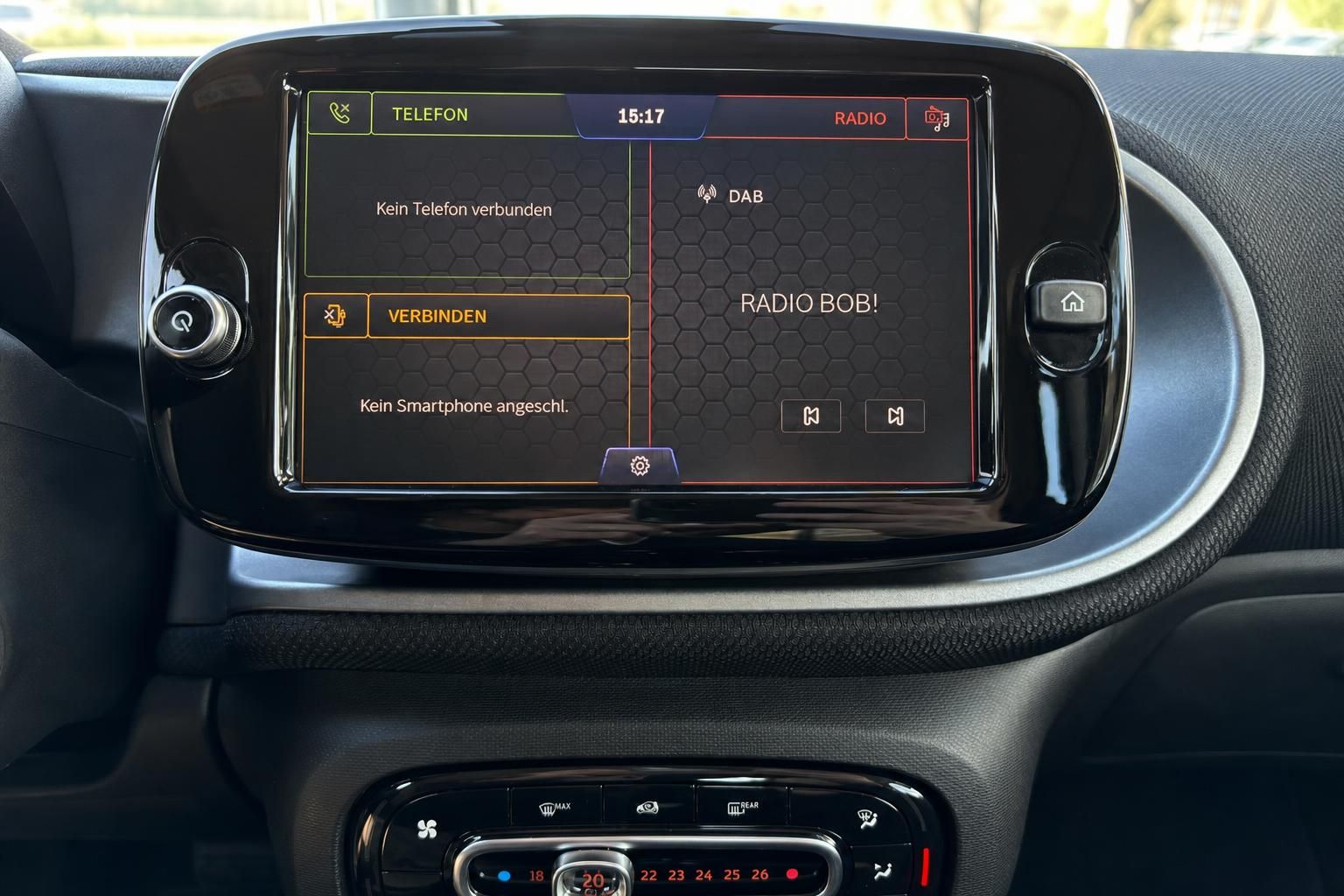 Infotainment-Display mit Telefon- und Radio-Menü im Fahrzeug-Cockpit