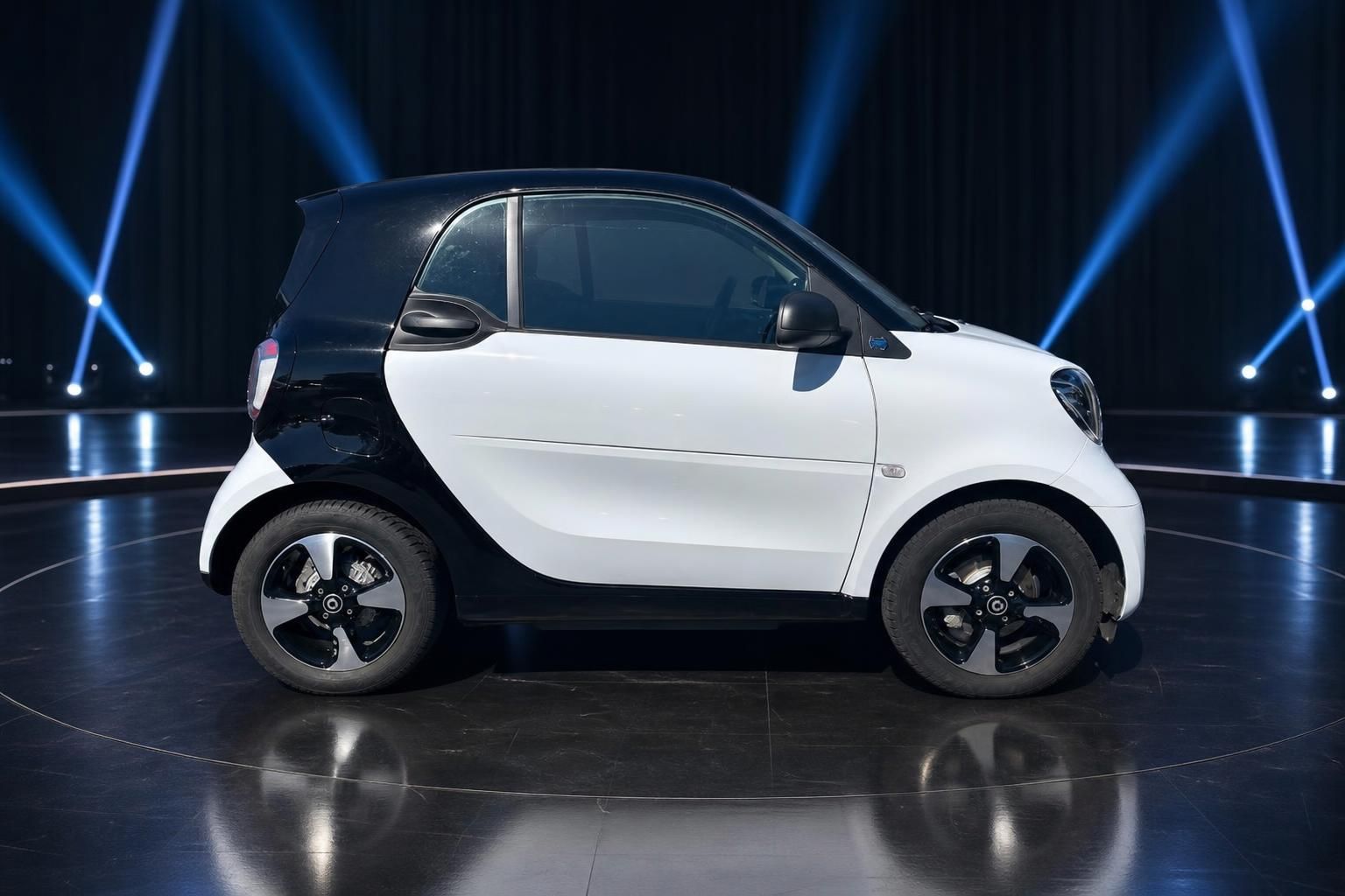 Smart ForTwo Elektrofahrzeug weiß-schwarz Seitenansicht mit modernem Design