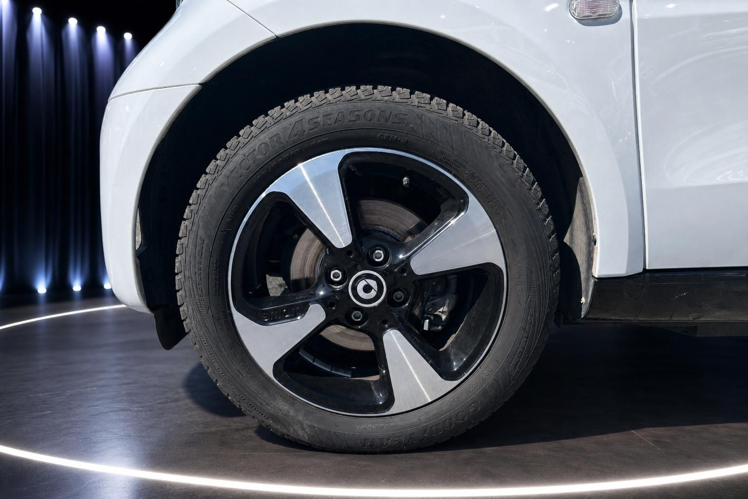 Smart ForTwo Detailaufnahme Rad mit schwarz-silbernen Leichtmetallfelgen