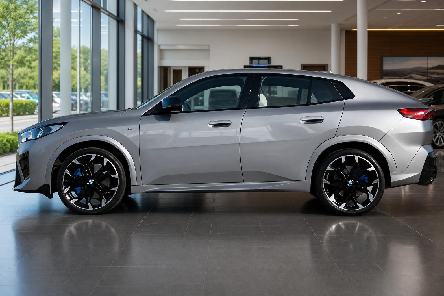 BMW X2 M Seitenansicht mit Leichtmetallfelgen im Autohaus