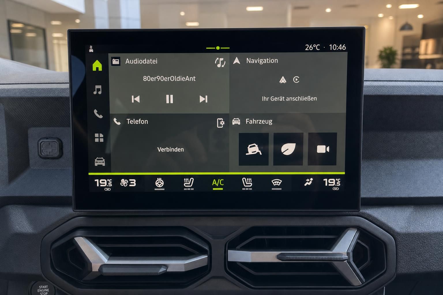 Infotainment-Bildschirm im Dacia mit Navigation und Klimafunktionen