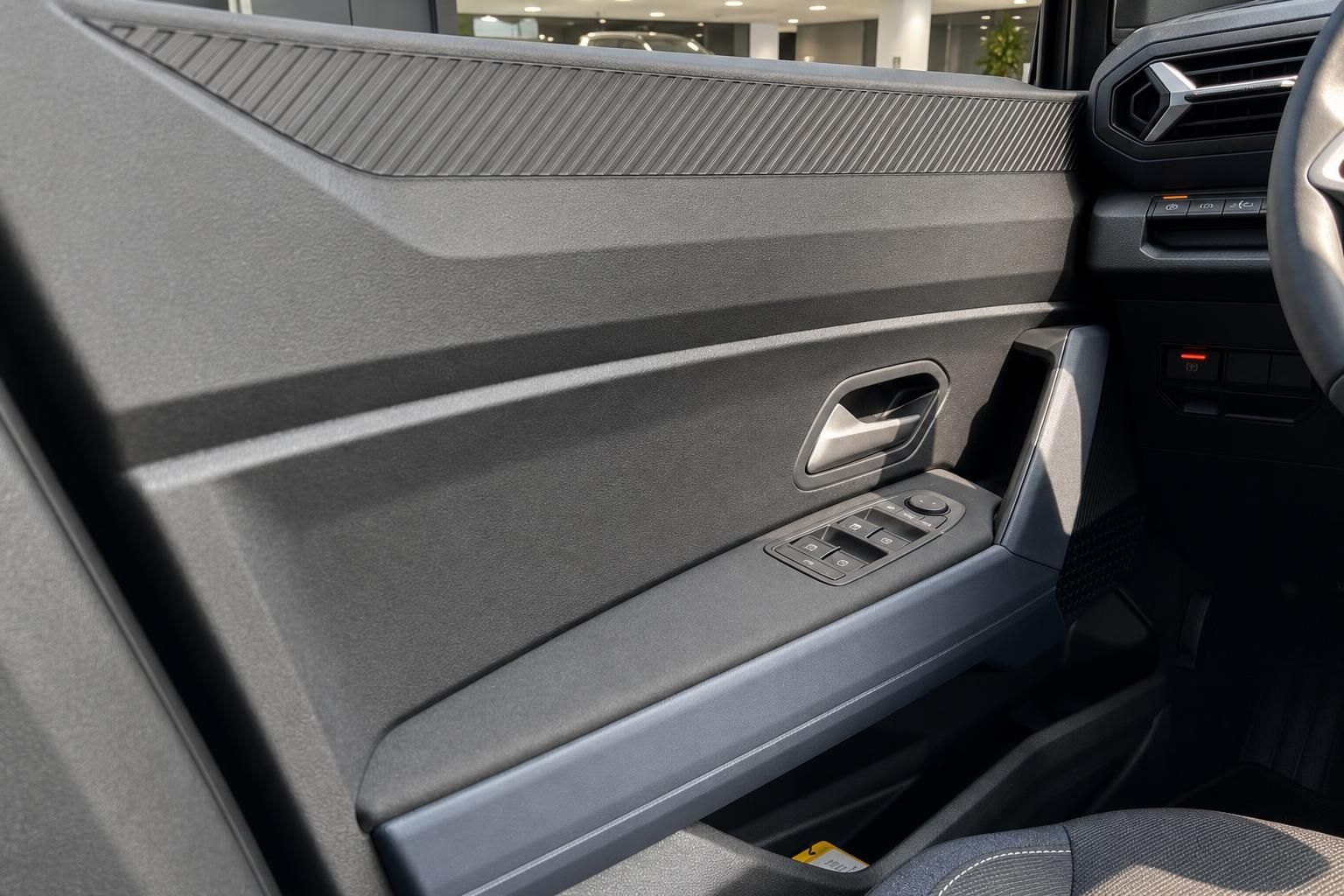 Türverkleidung im Dacia mit Fensterheber und Türgriff im Detail