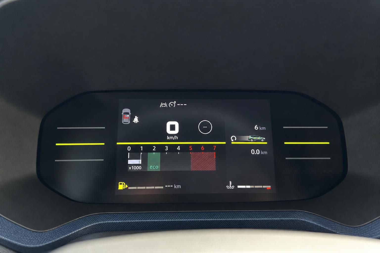 Digitales Kombiinstrument mit Tacho und Verbrauchsanzeige im Fahrzeug