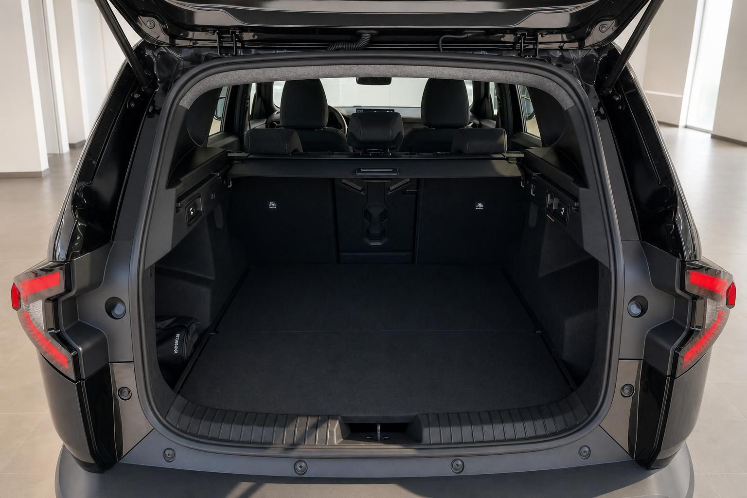 Geraeumiger Kofferraum eines SUV mit geoeffneter Heckklappe