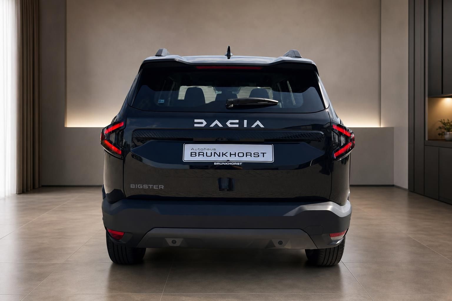 Dacia Bigster schwarz, Heckansicht mit Rueckleuchten im Showroom