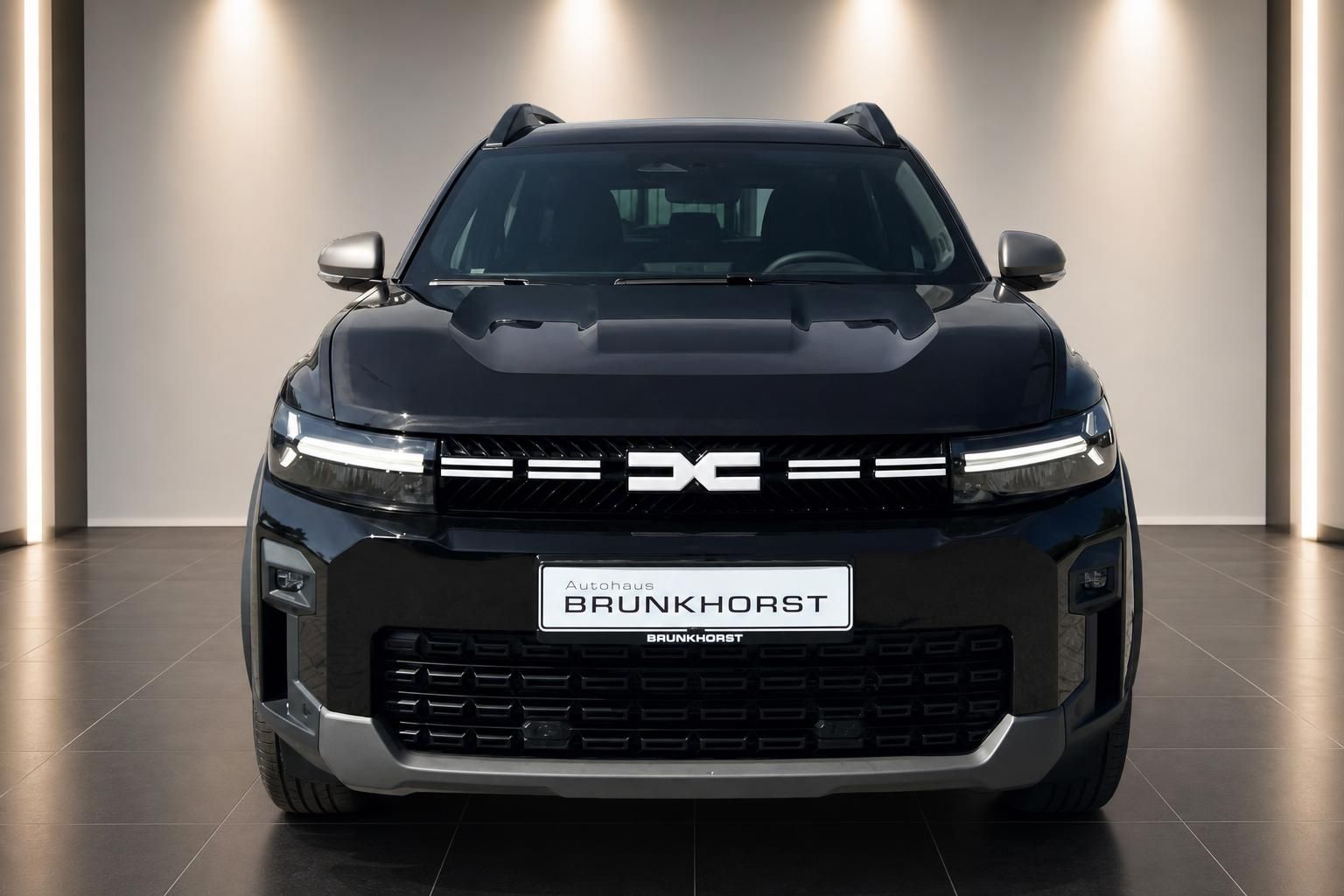 Dacia Bigster schwarz, direkte Frontansicht mit Kuehlergrill