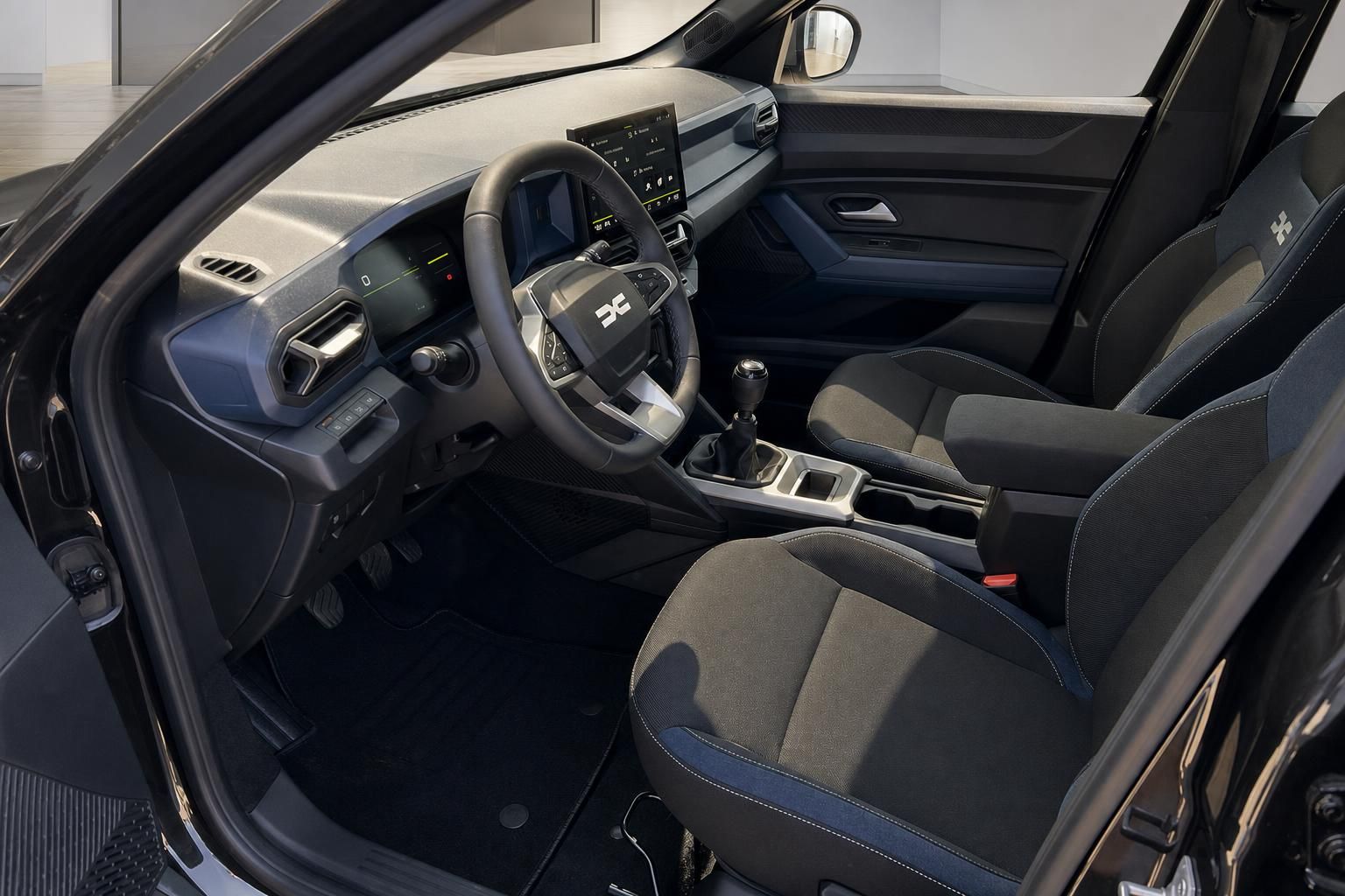 Dacia Bigster Innenraum, Vordersitze und Armaturenbrett Nahaufnahme