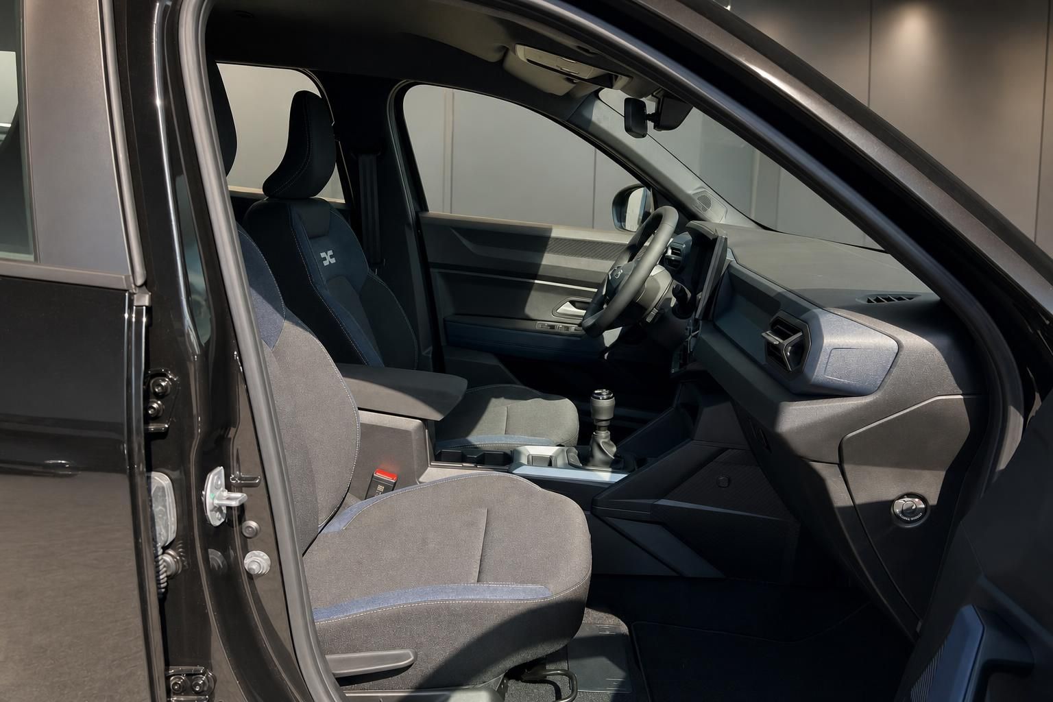 Innenraum Dacia mit Sportsitzen und Blick auf Armaturenbrett