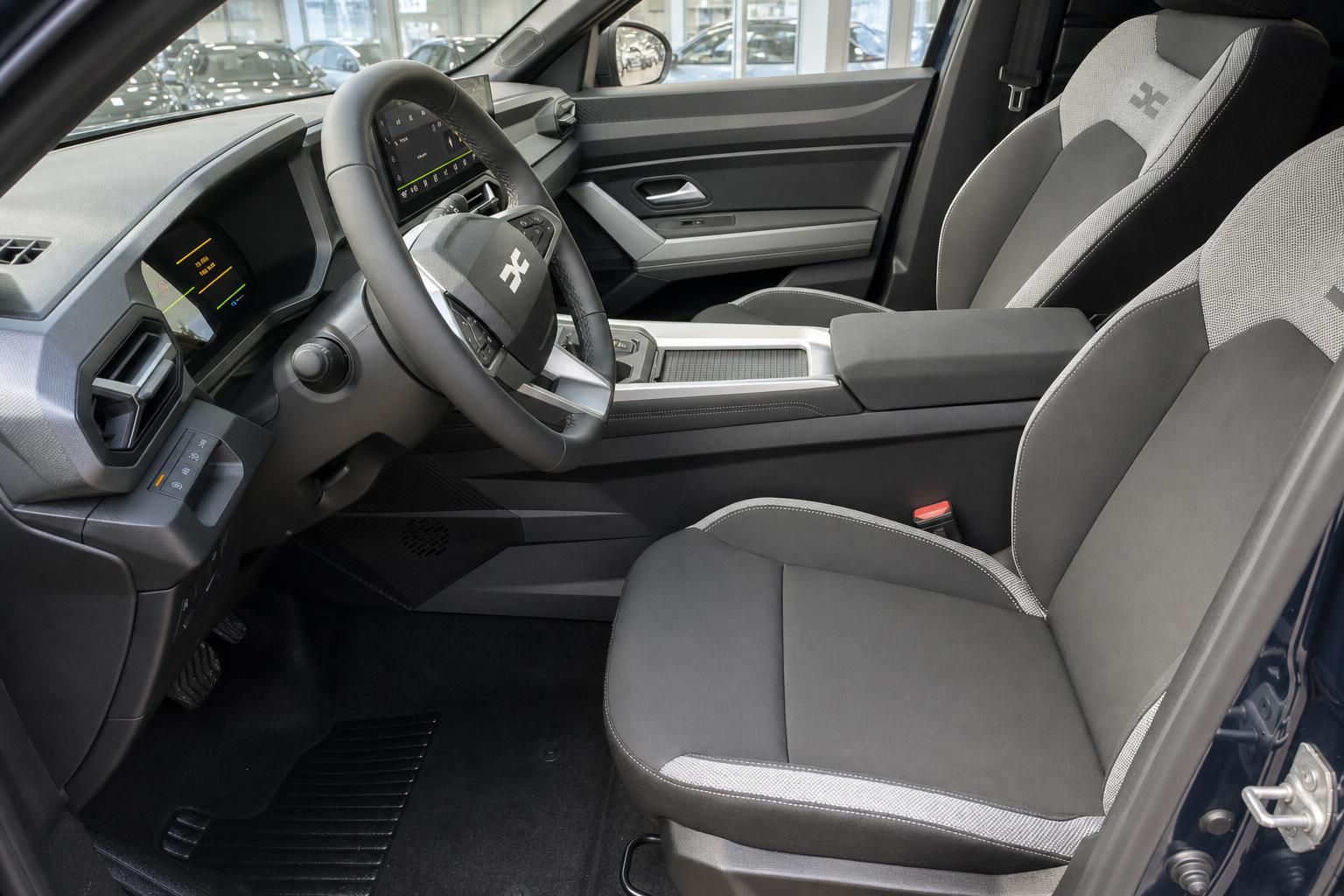 Dacia Bigster Innenraum Fahrersitz grau Armaturenbrett Digital-Cockpit Lenkrad Sitzausstattung
