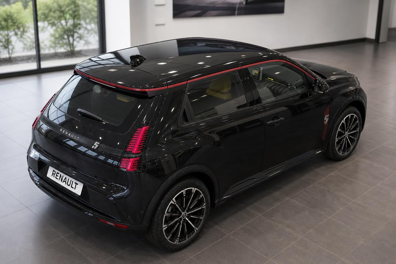 Renault 5 E-Tech Electric Heckansicht schräg, schwarze Lackierung mit roten Akzenten