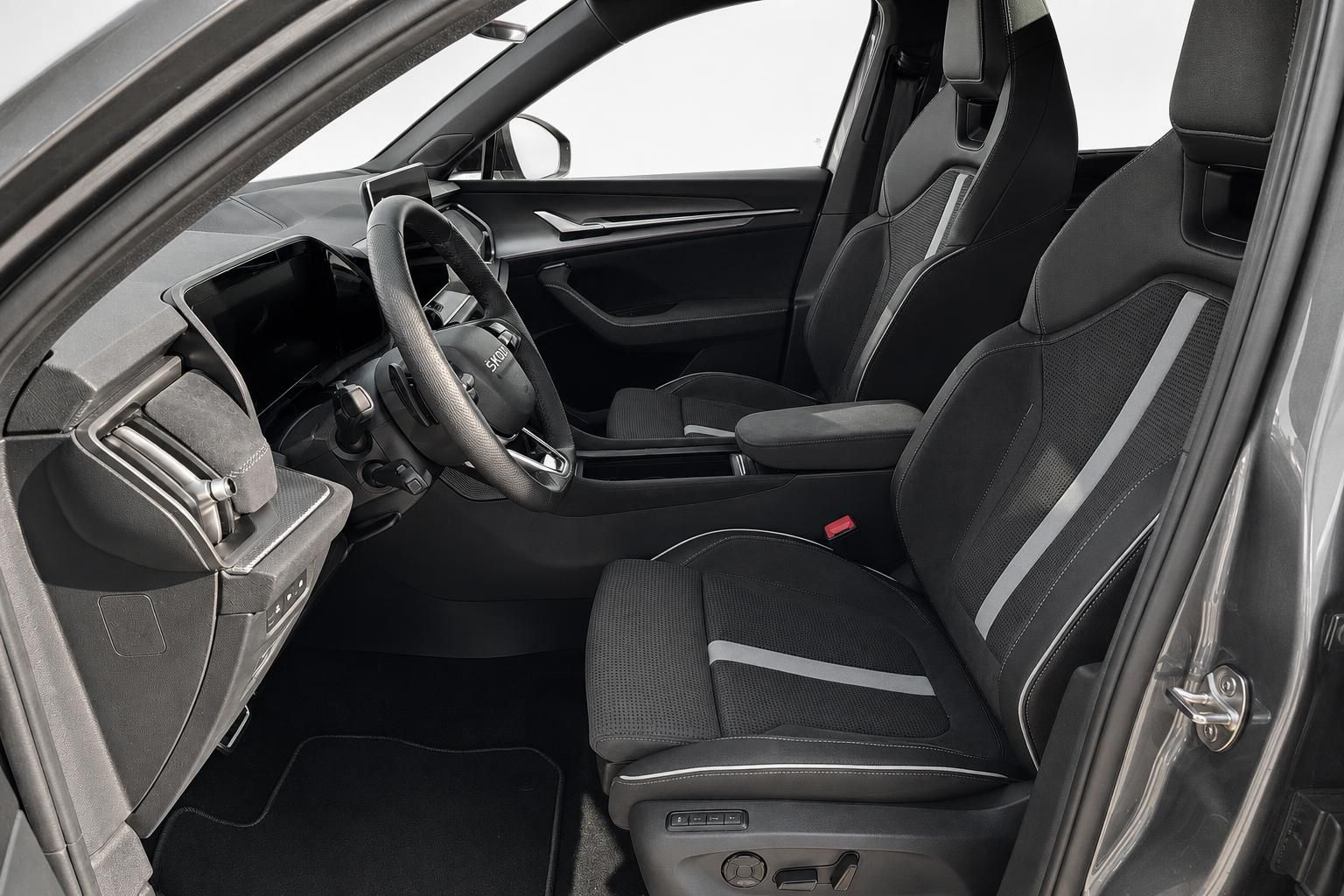 Skoda Fahrersitz und Cockpit mit Lederlenkrad im Innenraum