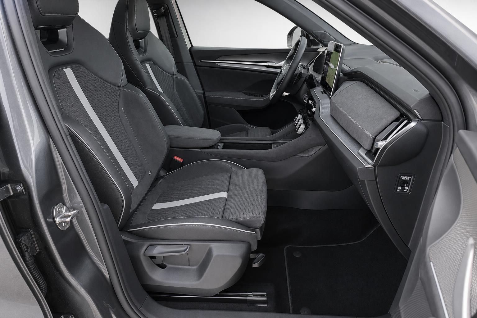 Innenraum Skoda mit schwarzen Sportsitzen und Cockpit Ansicht