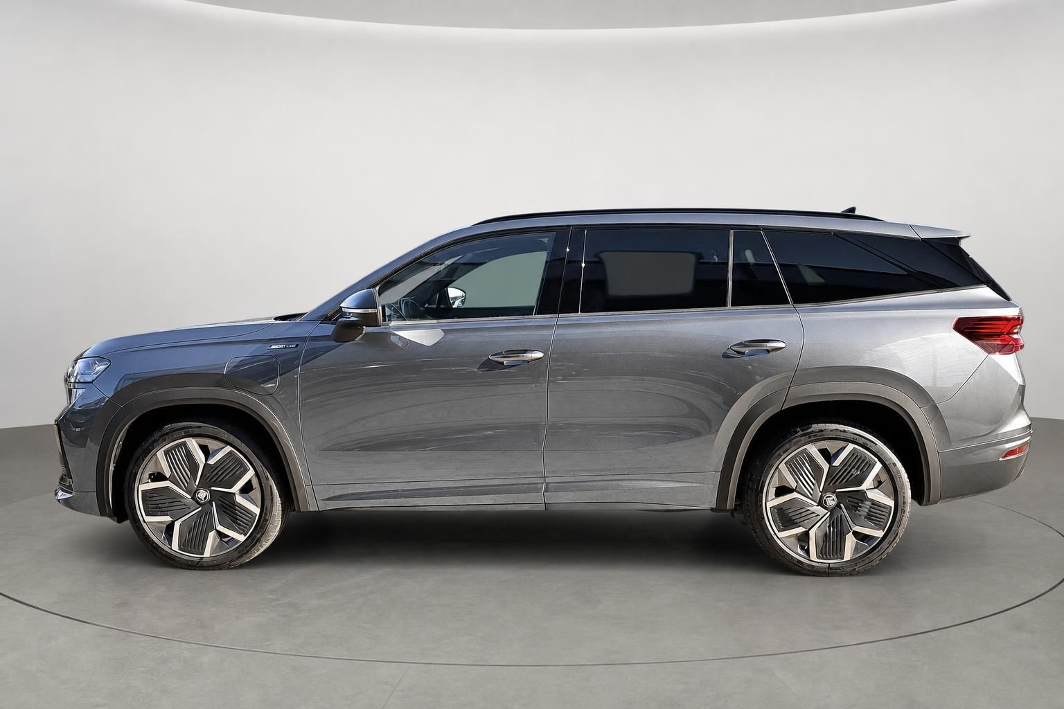 Skoda Kodiaq SUV in Grau, Seitenansicht im Studio