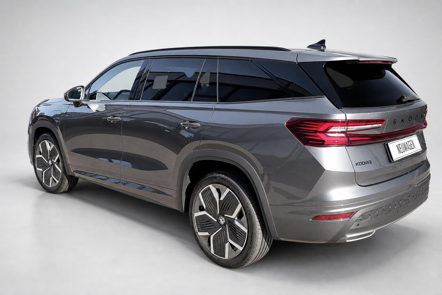 Skoda Kodiaq SUV grau, Heckansicht schraeg im Studio
