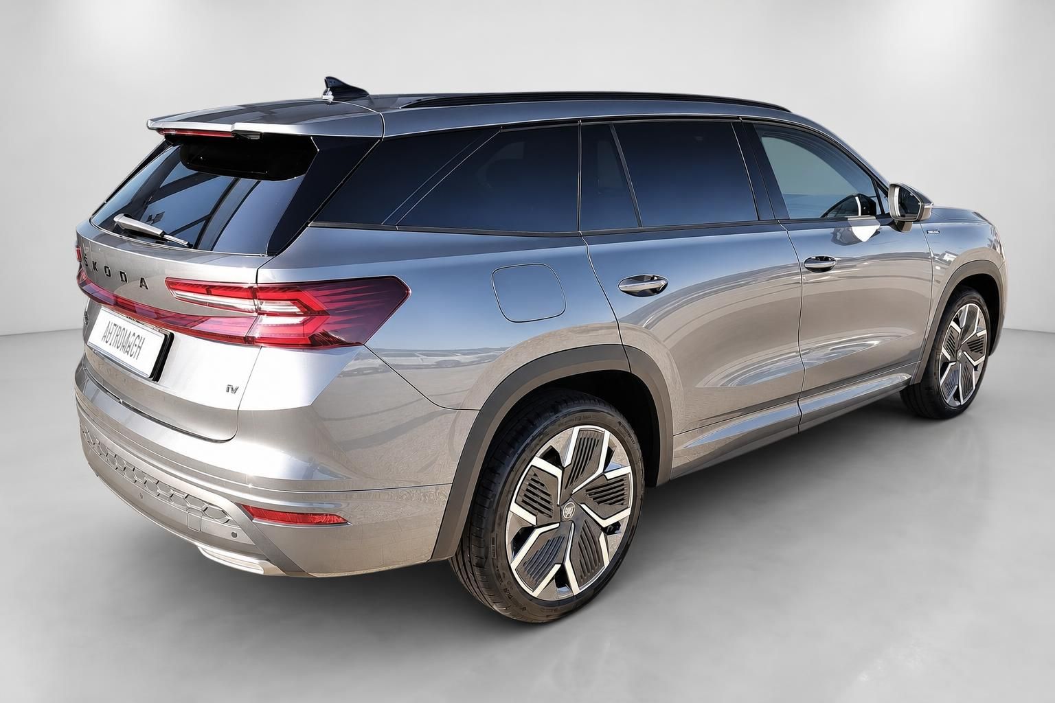 Skoda Kodiaq SUV in Grau-Beige, Heckansicht schräg von hinten