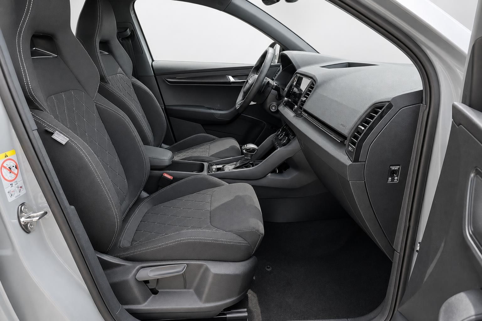 Skoda Karoq Innenraum, Vordersitze und Armaturenbrett Detail