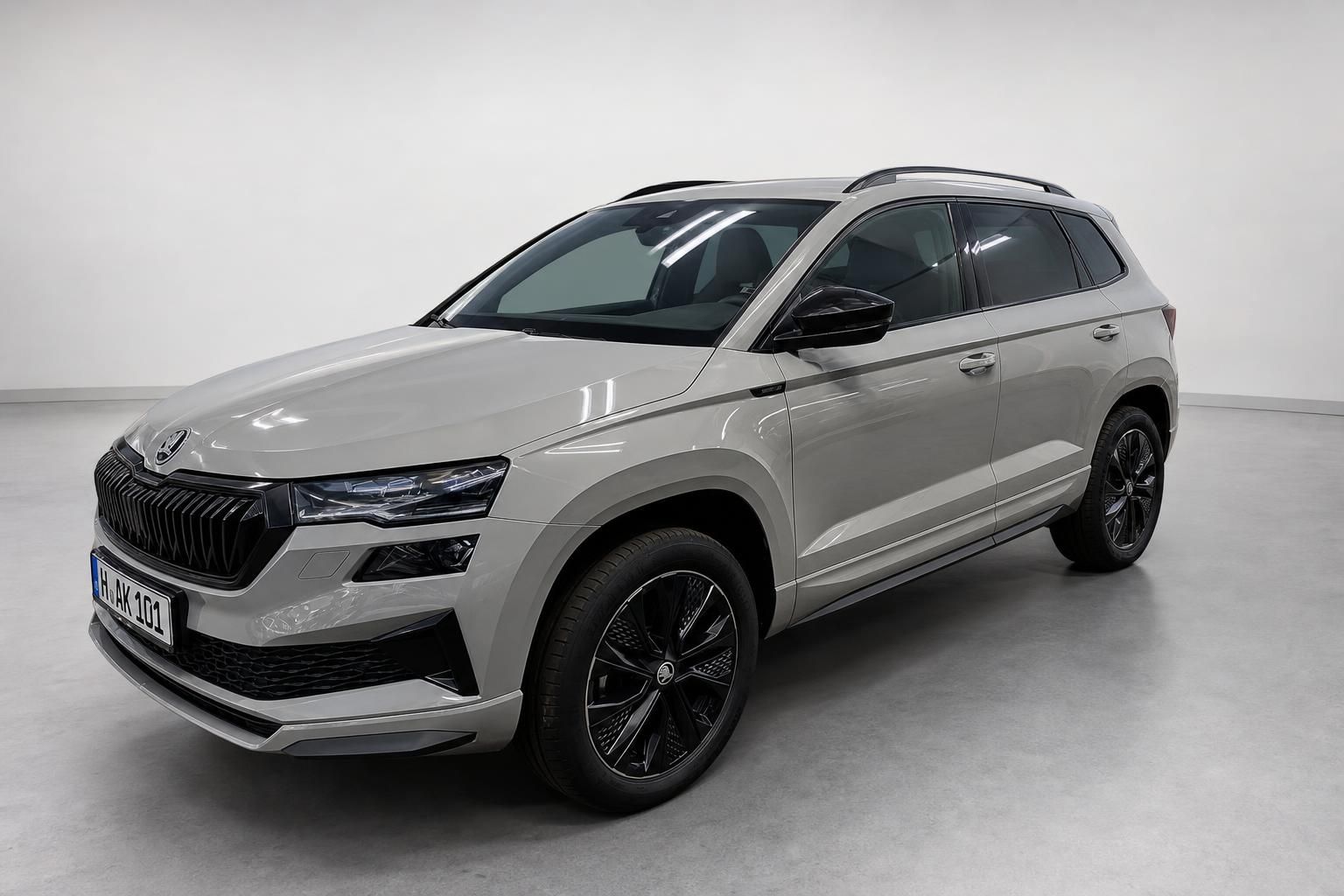 Skoda Karoq SUV Silber, Frontansicht schraeg mit Kennzeichen
