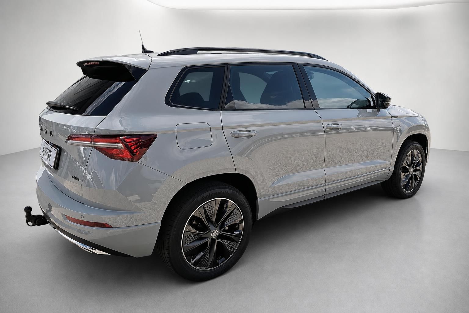 Skoda Karoq Sportline in Grau, Heck-Seitenansicht