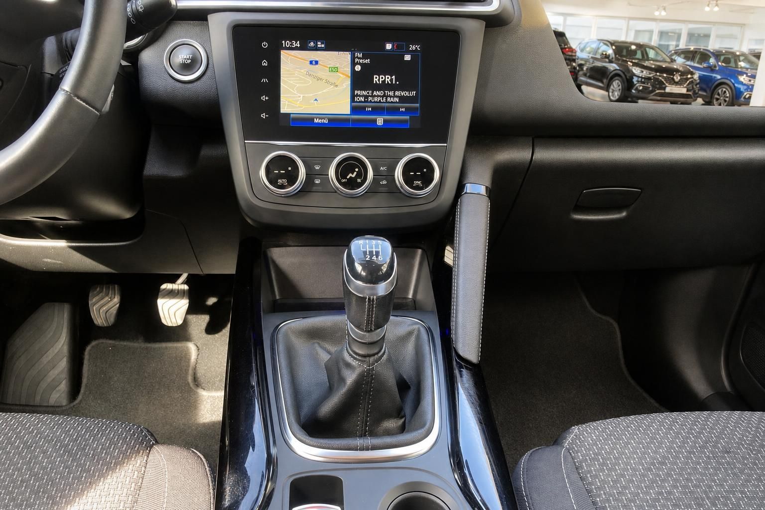Mittelkonsole des Renault Kadjar mit Touchscreen, Klimabedienung und Schalthebel