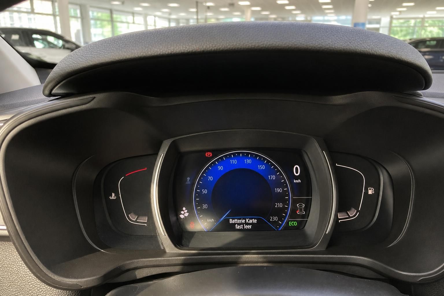 Renault Tacho Digitalanzeige mit Geschwindigkeitsmesser im Cockpit