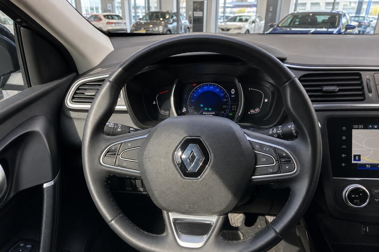 Renault Lenkrad mit Multifunktionstasten und Cockpit Ansicht
