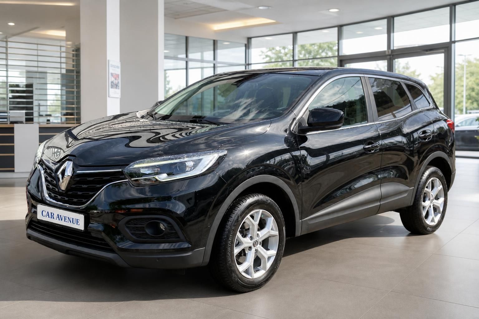 Renault Kadjar schwarz, Seiten-Frontansicht im Showroom