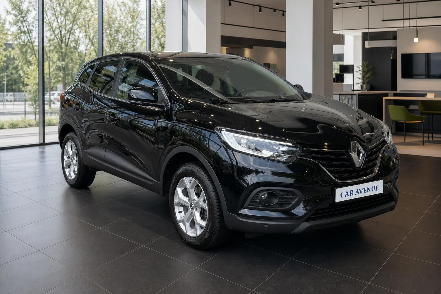 Renault Kadjar schwarz, Frontansicht im Autohaus-Showroom