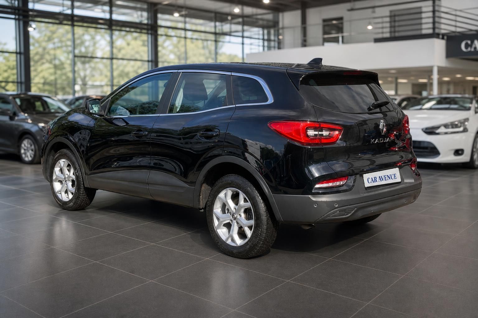 Renault Kadjar schwarz, Heck-Seitenansicht im Showroom