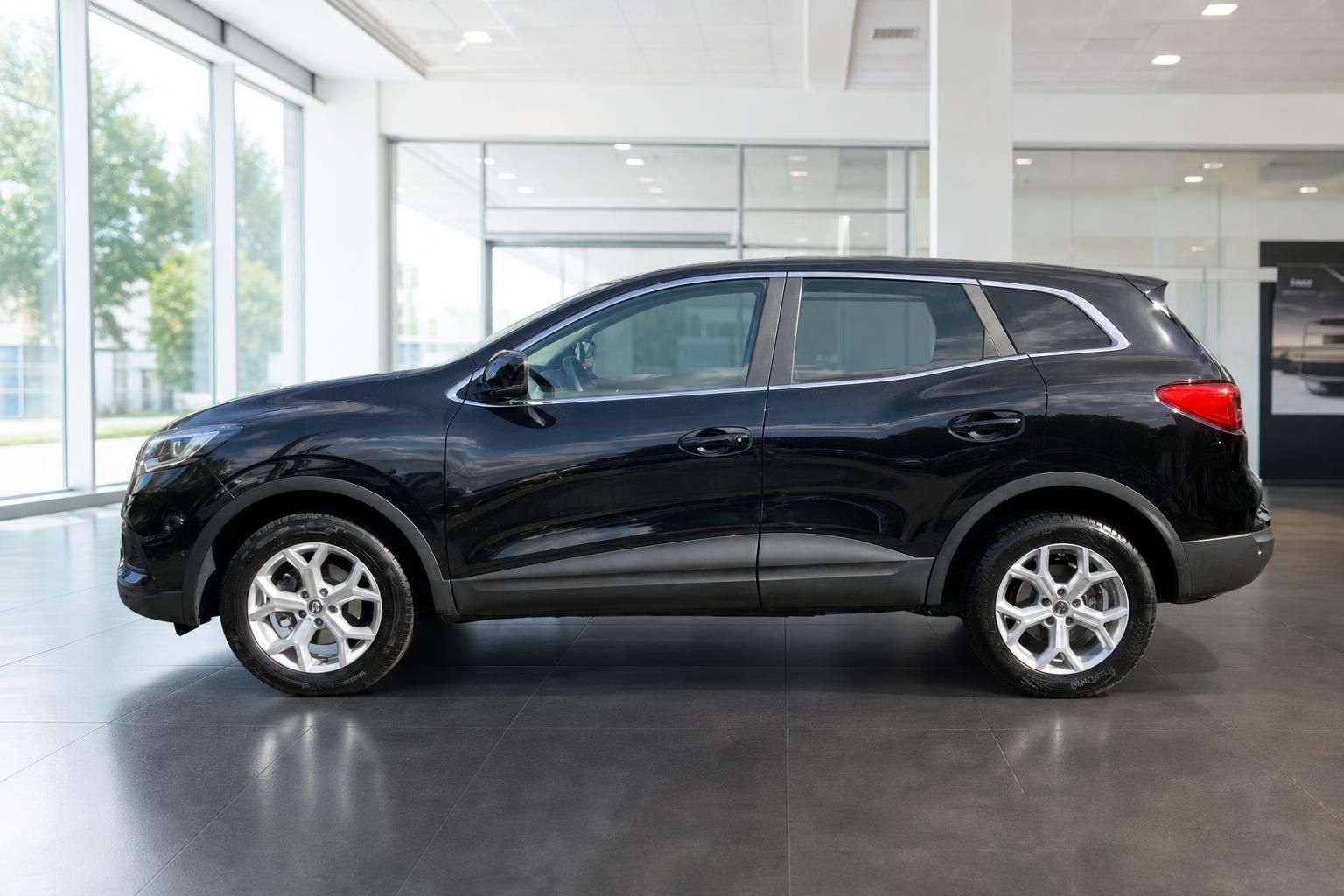 Renault Kadjar schwarz, Seitenansicht im Autohaus