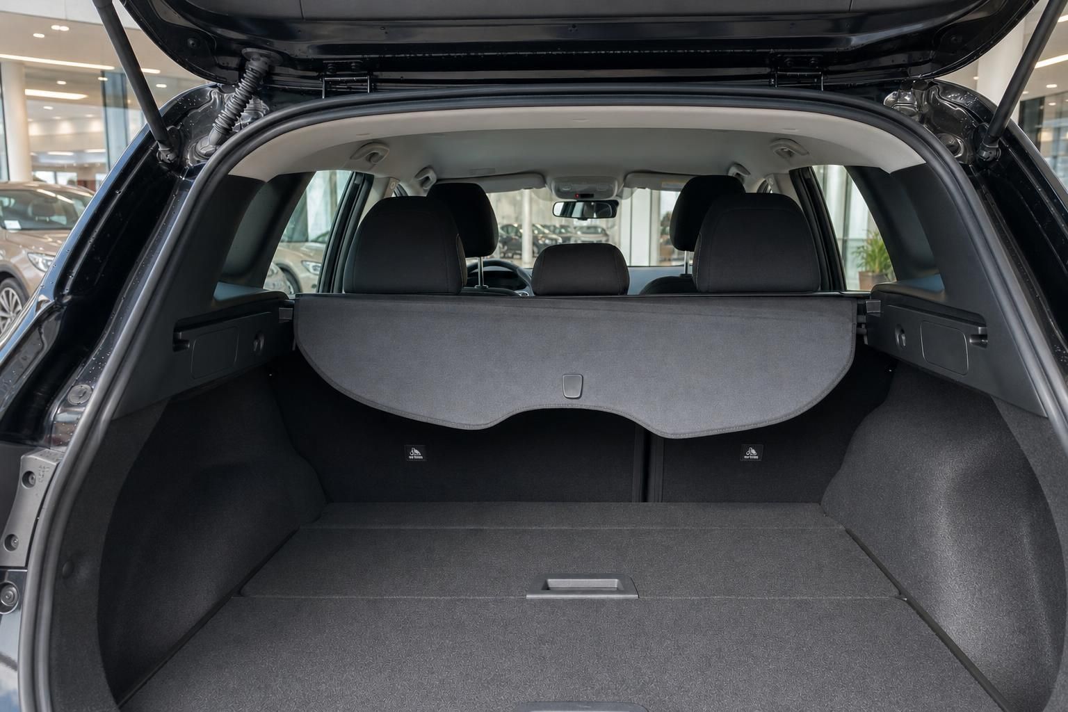 Kofferraum des Renault Kadjar mit Gepäckabdeckung und viel Ladevolumen