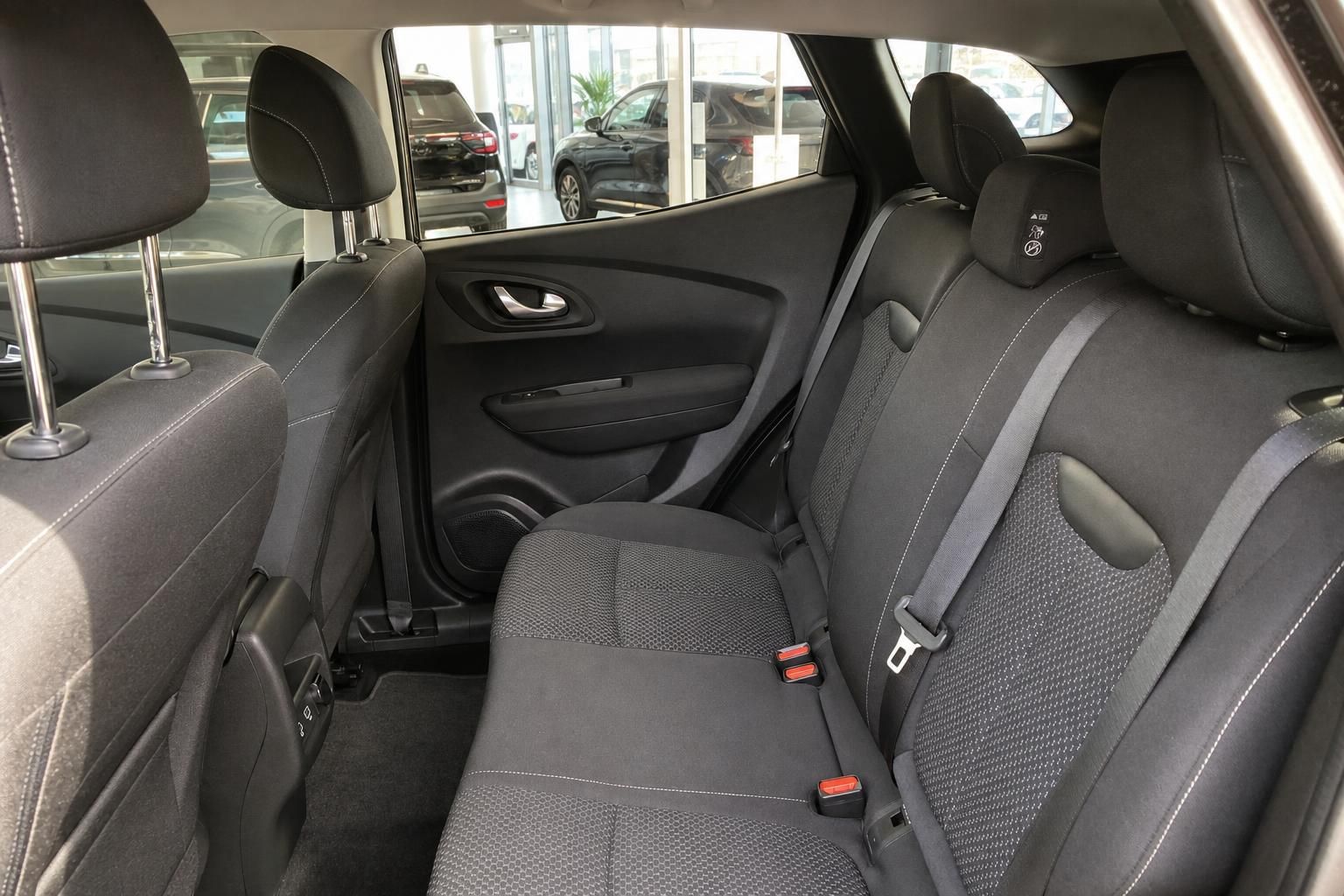 Renault Kadjar Rücksitze mit Kopfstützen und Sicherheitsgurten im Innenraum