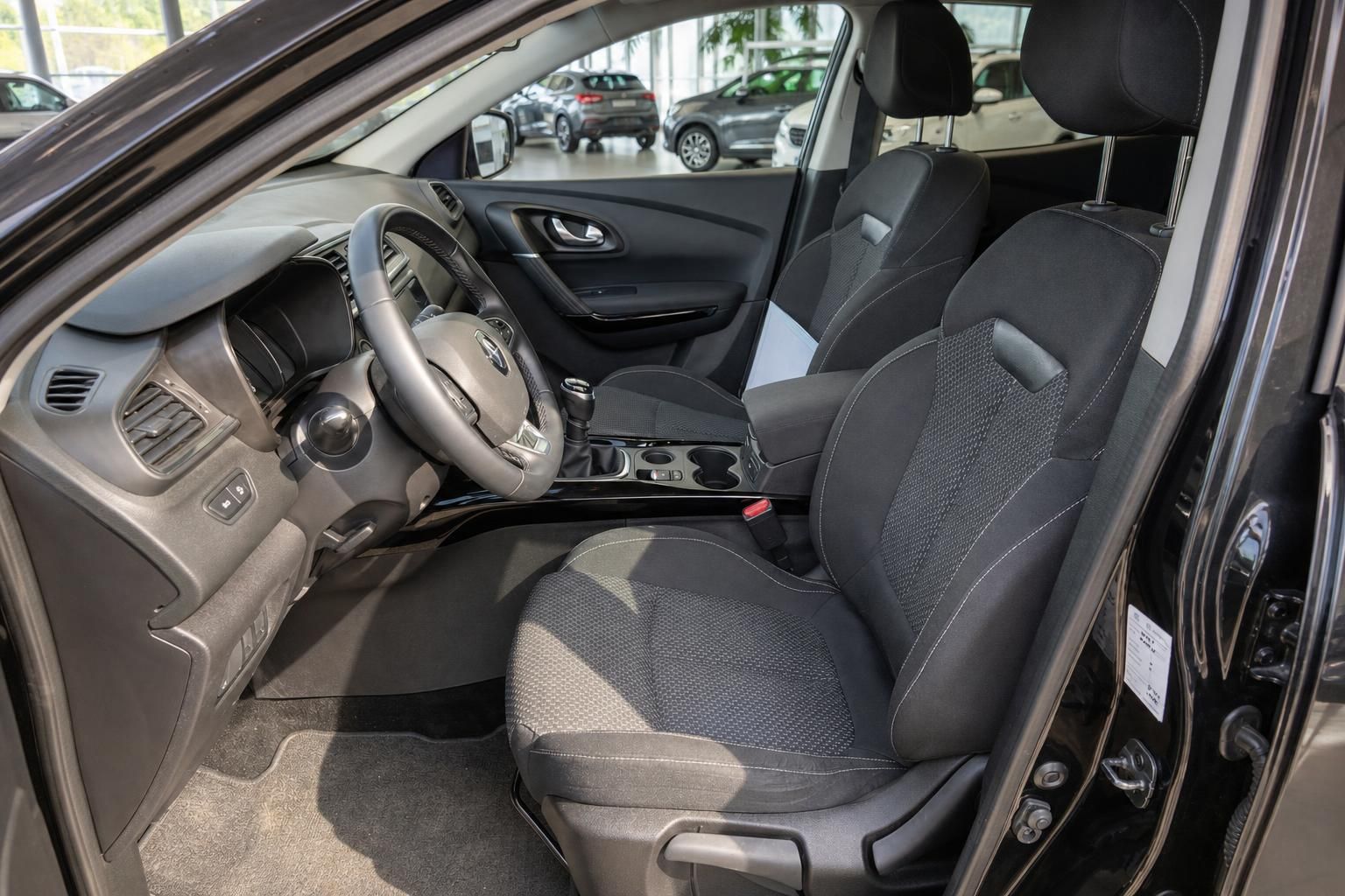 Fahrersitz und Cockpit des Renault Kadjar mit Lederlenkrad und Schaltung
