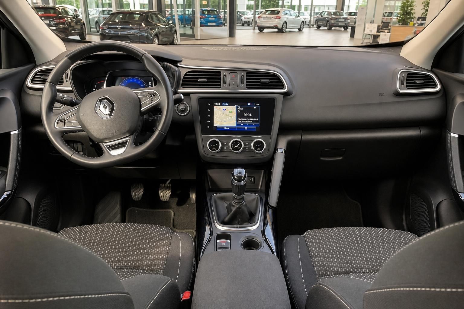 Cockpit des Renault Kadjar mit Lenkrad, Navigationssystem und Schaltknauf