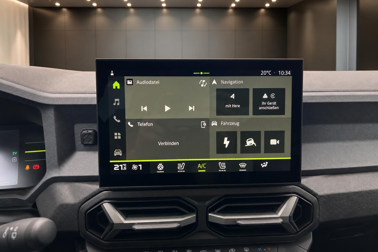 Infotainment-Touchscreen mit Navigation und Klimabedienung im Auto