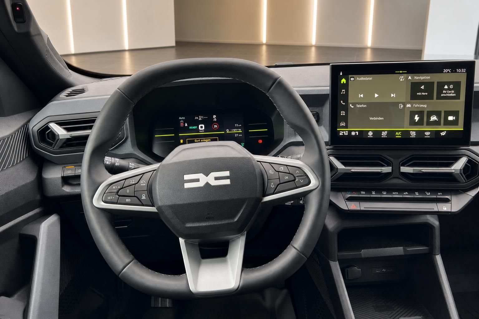 Cockpit mit Lenkrad und Digitaldisplay im Dacia Innenraum