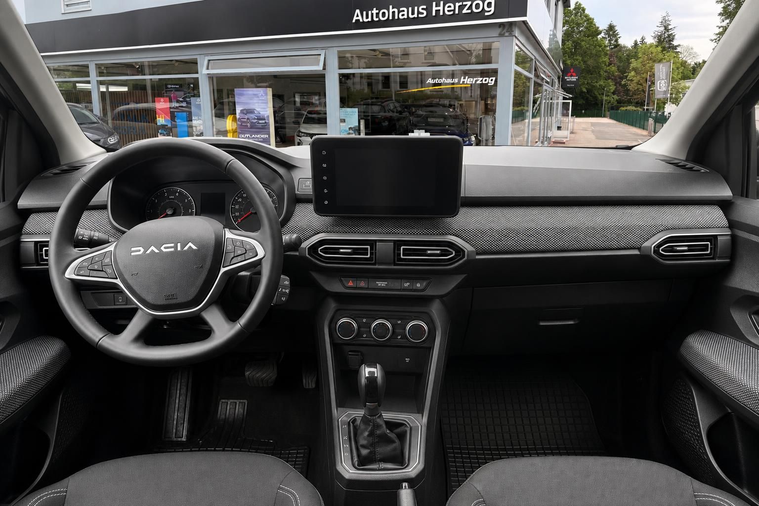 Dacia SUV Cockpit mit Lenkrad und Armaturenbrett Innenansicht