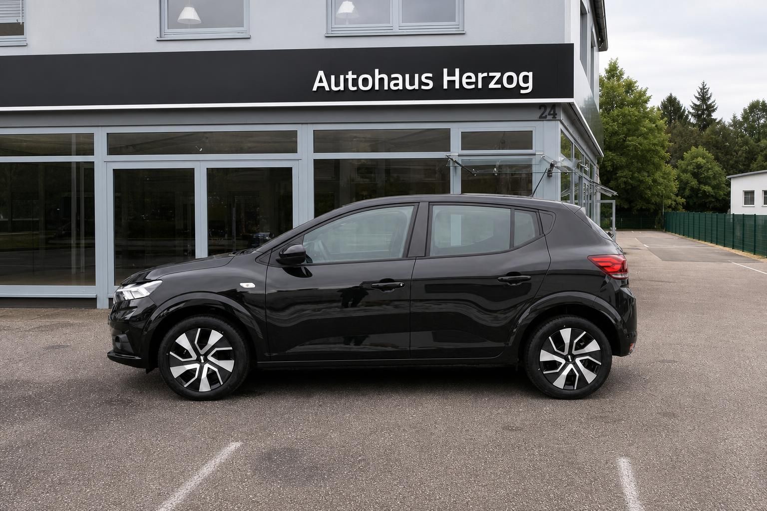 Schwarzer Dacia Sandero SUV Seitenansicht - kompakter Crossover mit eleganten Linien vor Autohaus
