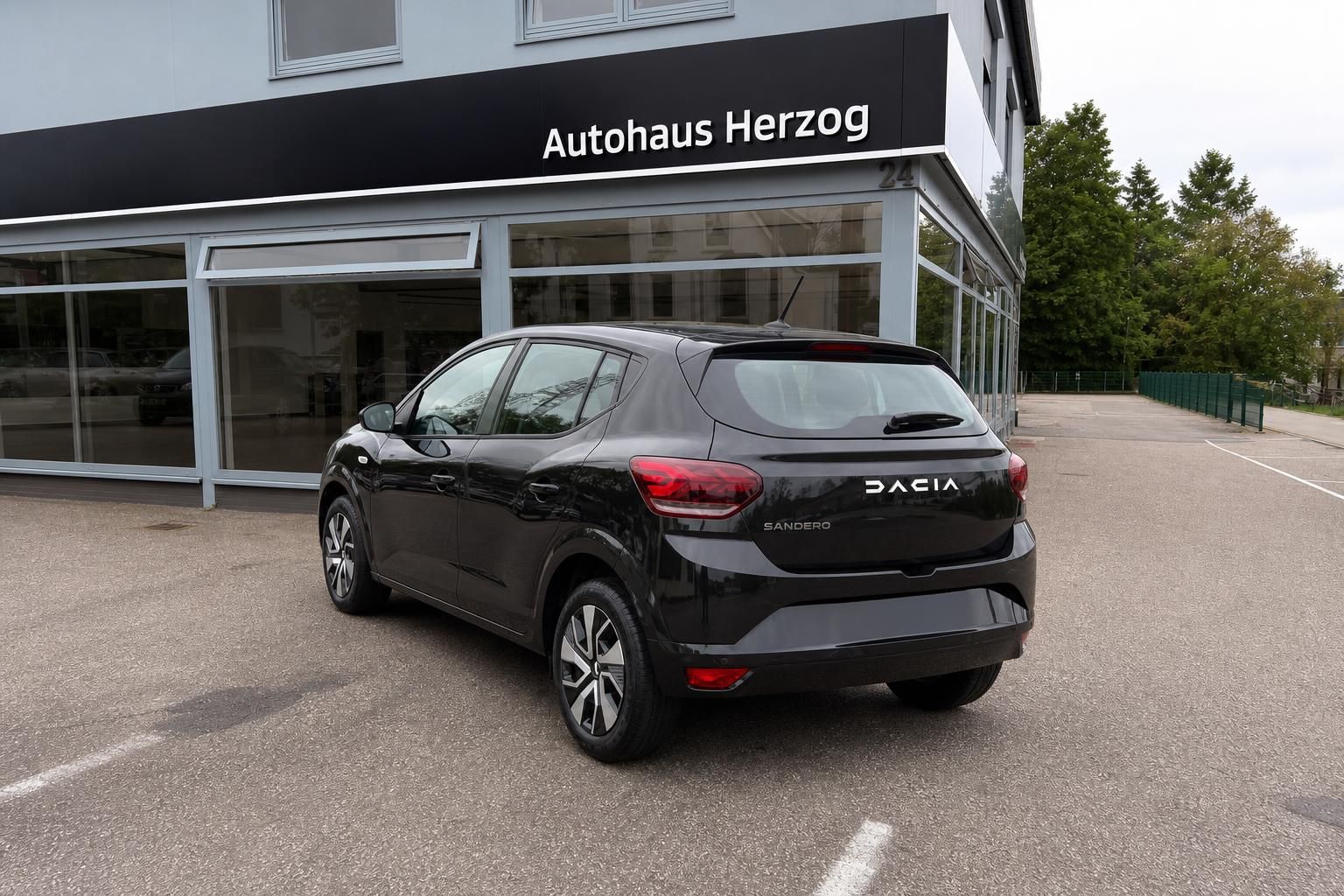Dacia Sandero in Schwarz - Heckansicht mit modernen LED-Rückleuchten und DACIA Schriftzug