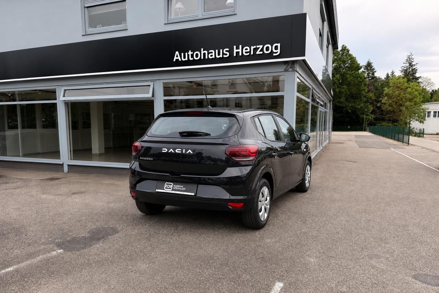 Schwarzer Dacia Sandero SUV schräge Heckansicht - kompakter Crossover mit Panoramadach