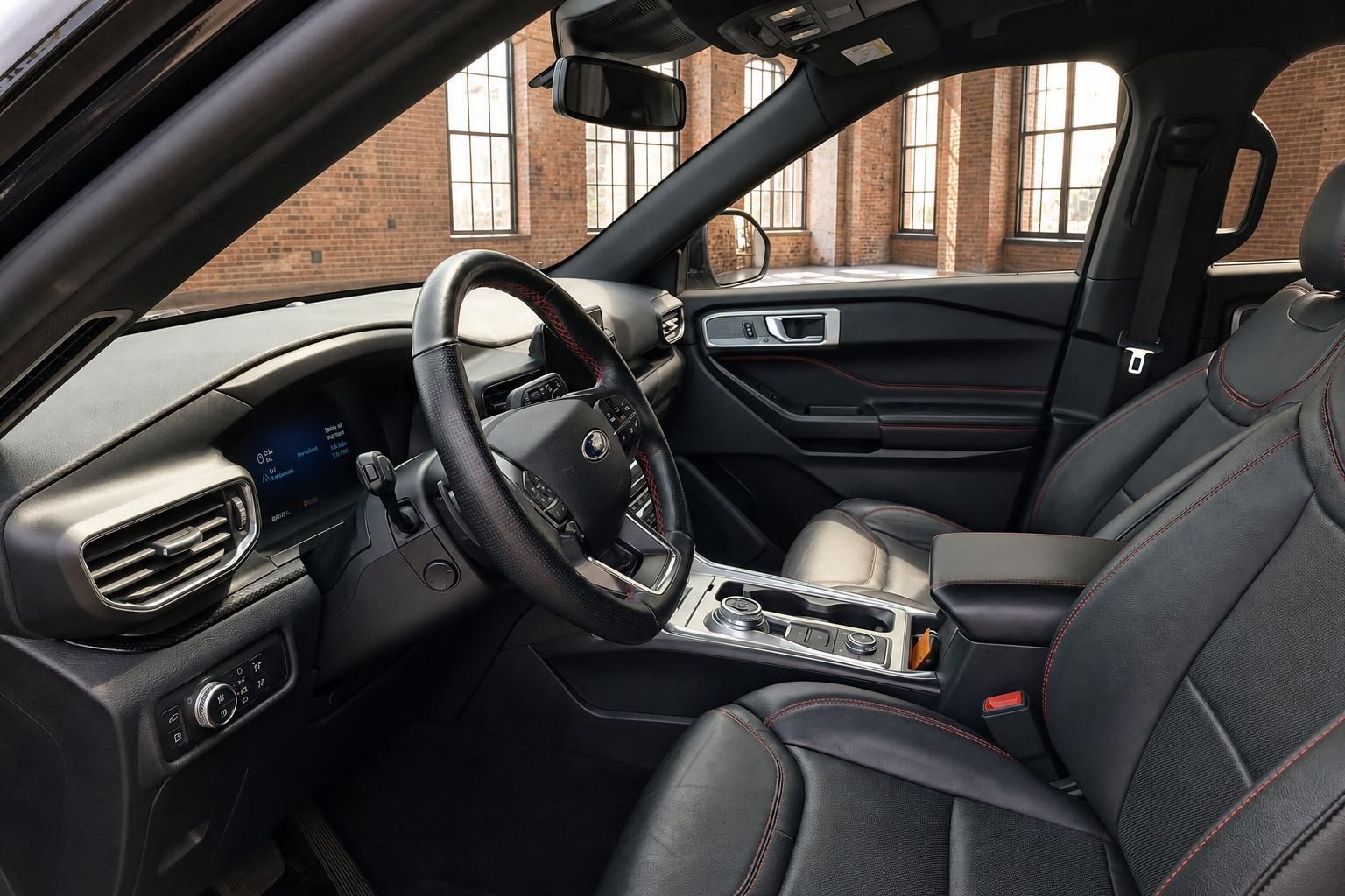 Ford Explorer Innenraum mit schwarzem Leder und roten Ziernähten