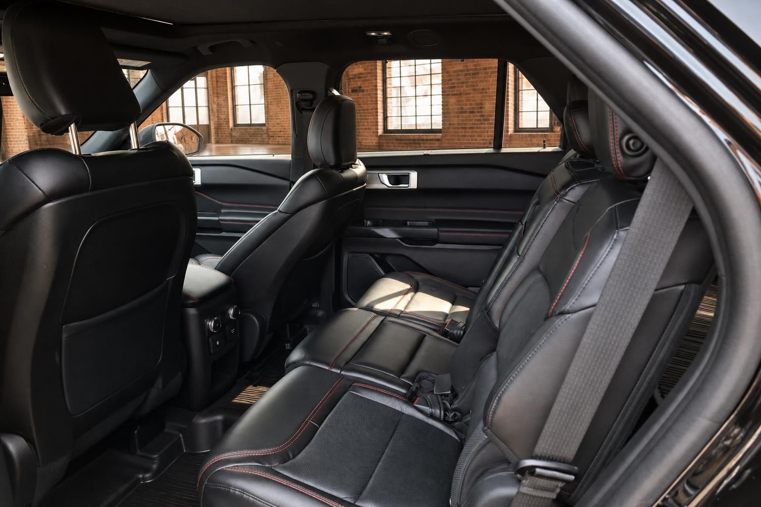 Ford Explorer Rücksitze mit schwarzem Leder und roten Nähten