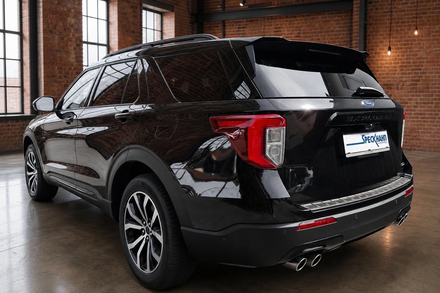 Ford Explorer schwarz Heck-Seitenansicht in Loftambiente