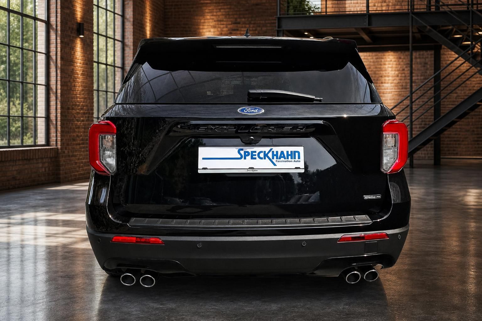 Ford Explorer schwarz Heckansicht frontal mit Doppelauspuff