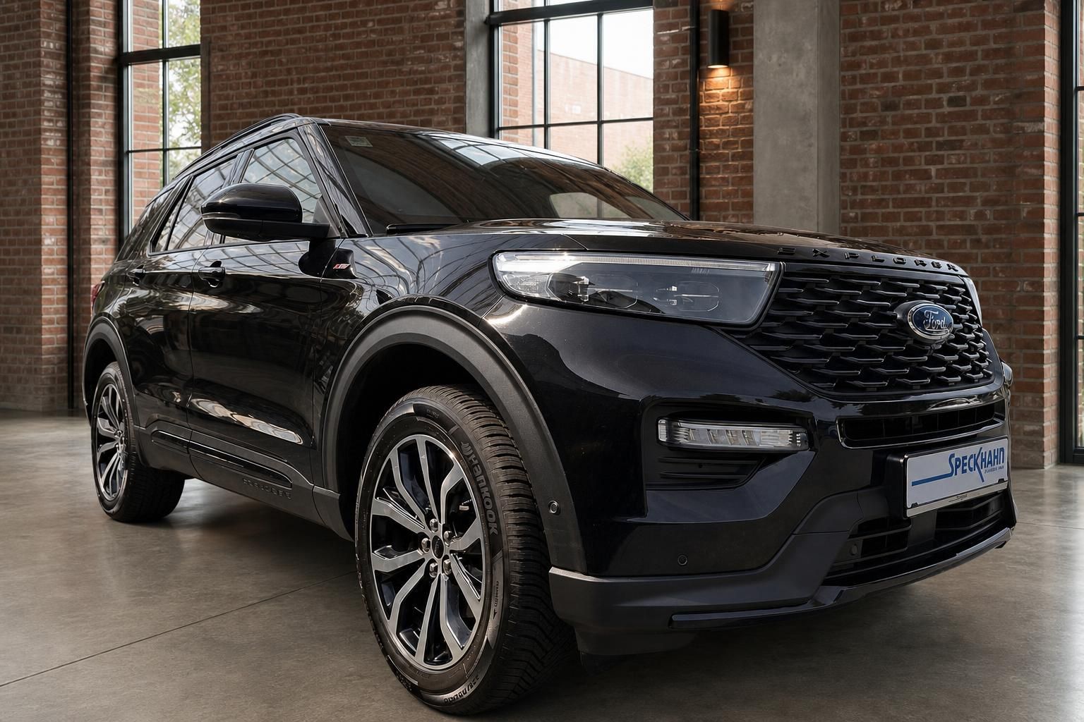 Ford Explorer schwarz Frontansicht seitlich mit Ledersitzen