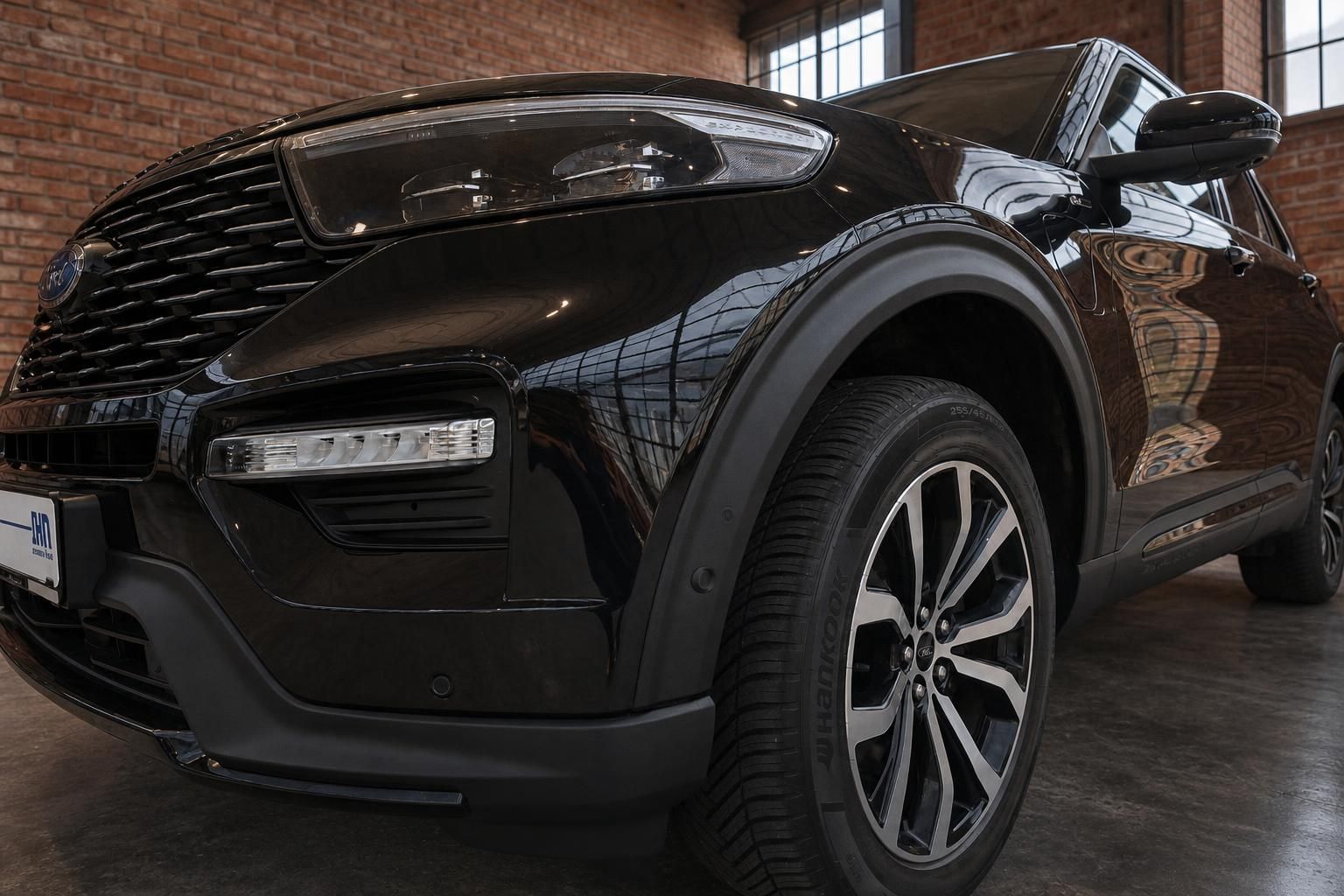 Ford Explorer schwarz Seitenansicht Front mit Felge und Radlauf