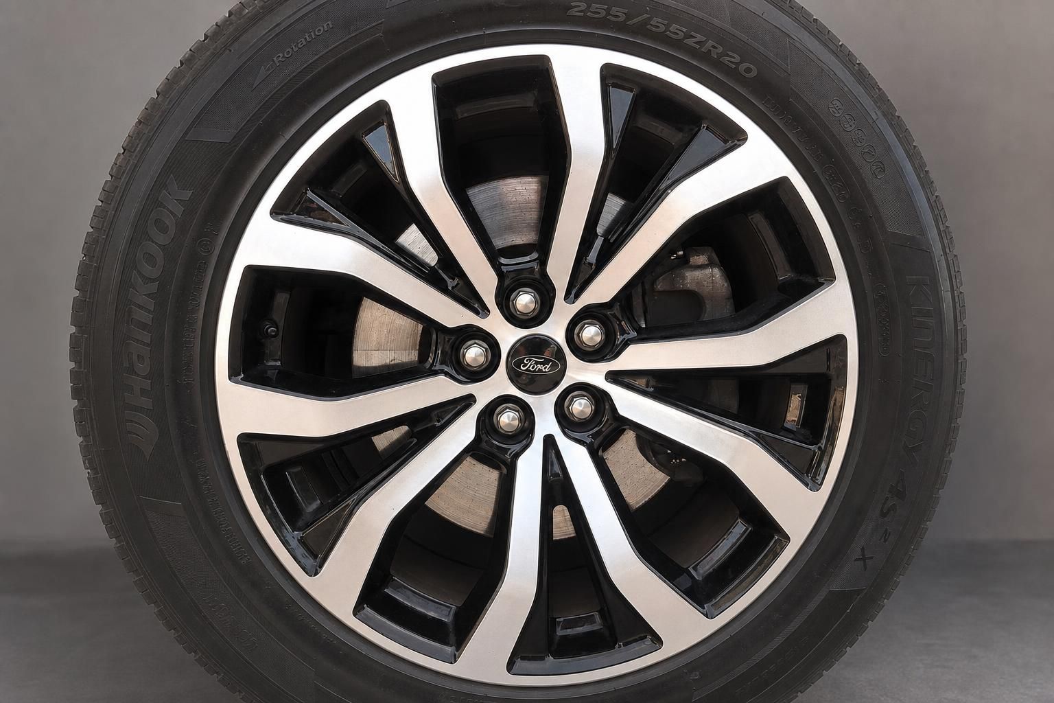 Ford Explorer Leichtmetallfelge mit Hankook Reifen Nahaufnahme
