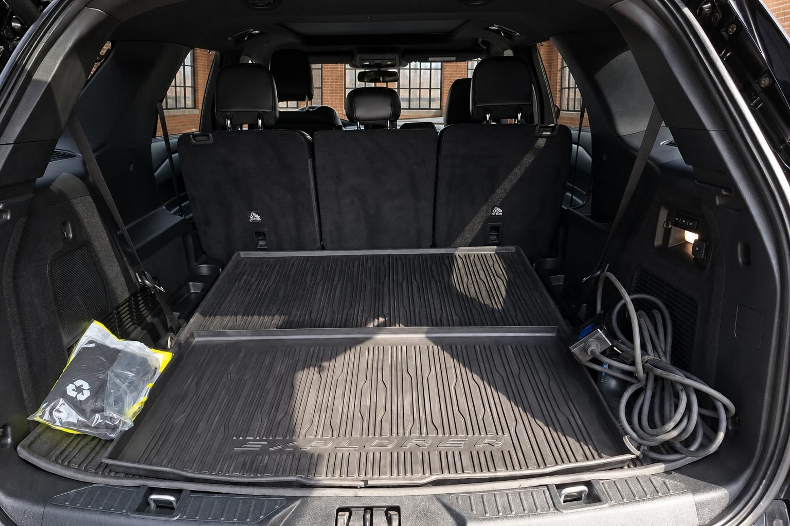 Ford Explorer Kofferraum mit umgeklappter Rueckbank und Laderaumwanne