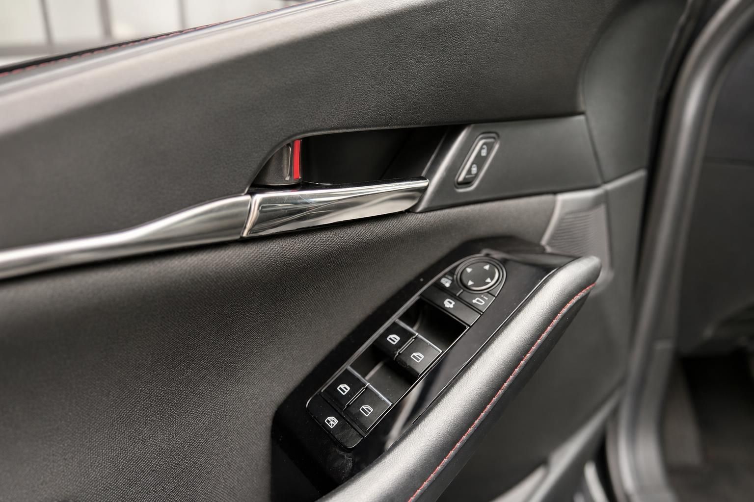 Innenraum Mazda CX-30: Tuerverkleidung mit Fensterhebern in Schwarz